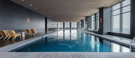 Una piscina cubierta