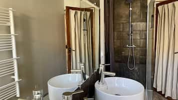 Douche, sèche-cheveux, serviettes fournies