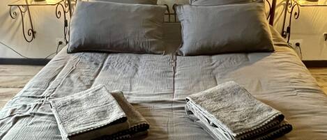 3 habitaciones, tabla de planchar con plancha y cuna de viaje