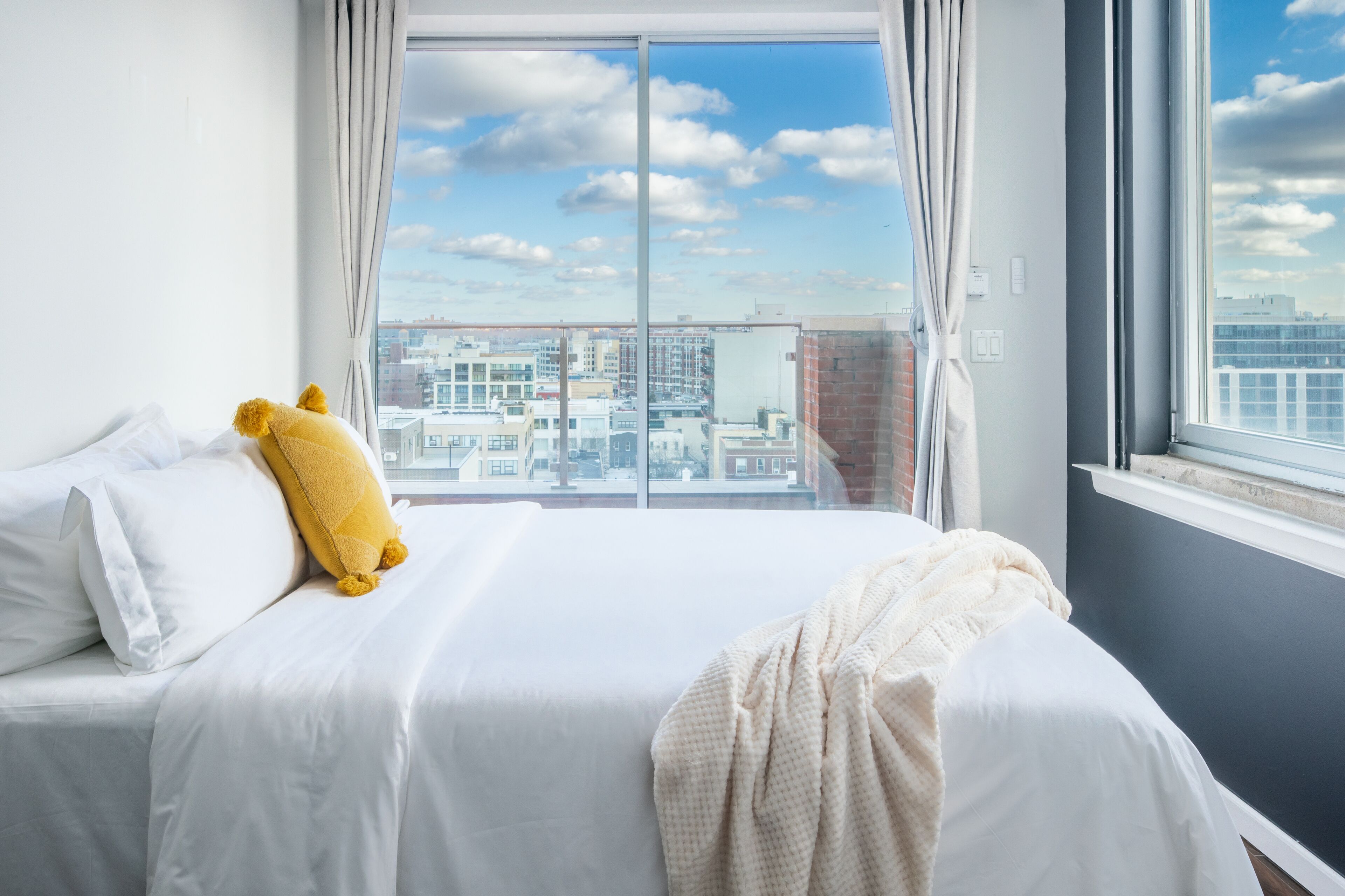 Penthouse Suite with Balcony - 2 QN Beds In Boutique Family Owned Gem