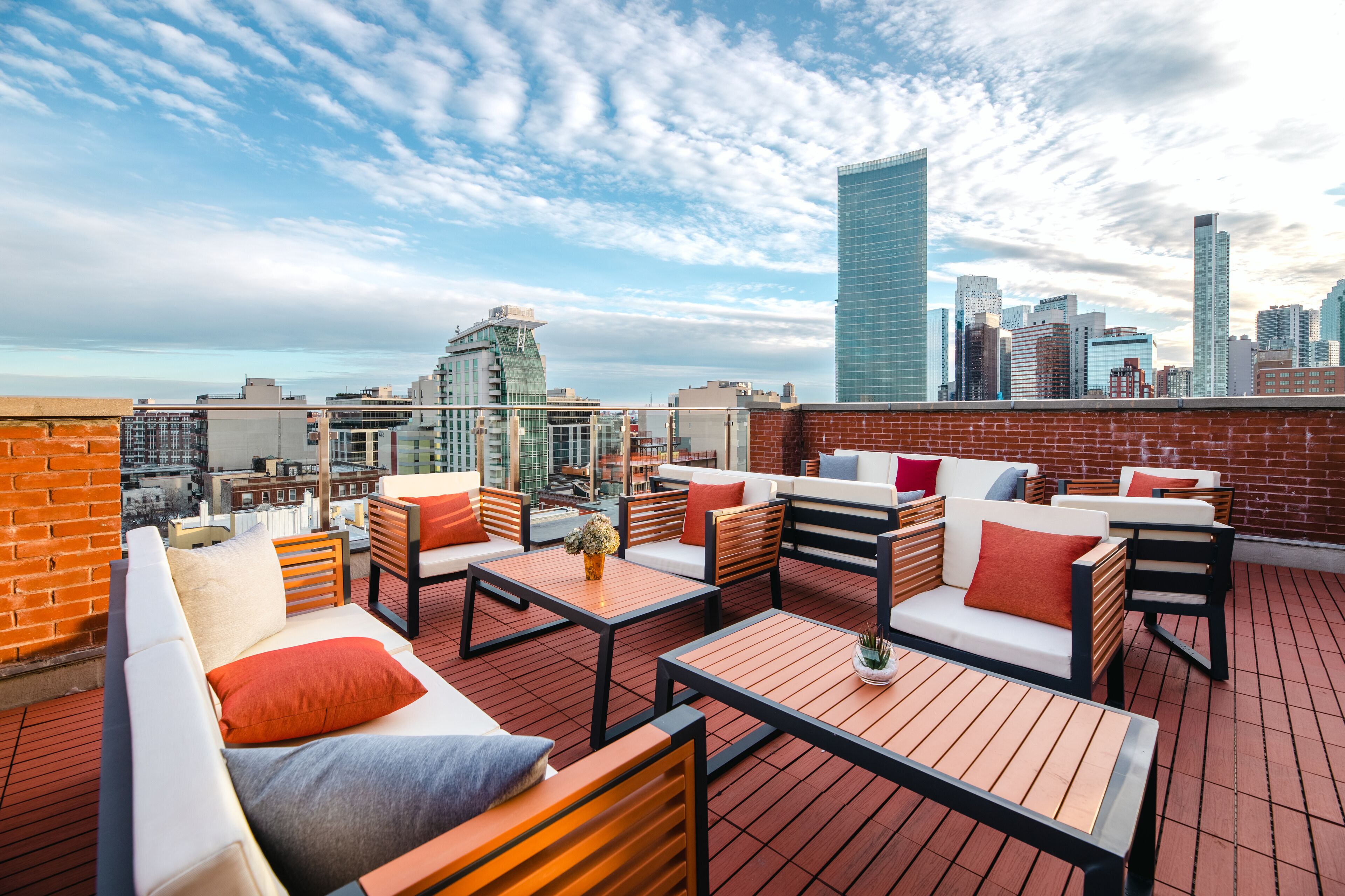 Premier Double Bed w/ Private Skydeck - Boutique Family-Owned Gem near Manhattan