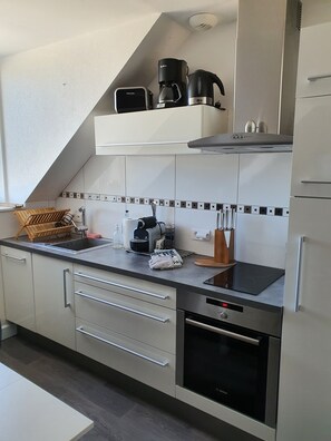 Fridge, microwave, oven, stovetop - Nouveau sur Abritel!! Location "bord De Mer" L'appartement à Loctudy (Loctudy)