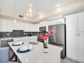 Fridge, microwave, oven, stovetop - Boutique condo at Storey Lake Resort-Free Water parks by Disneyworld (Kissimmee)