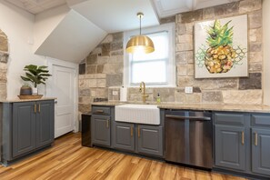 Combined shower/tub, hair dryer, towels