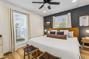 6 bedrooms, desk, iron/ironing board, internet