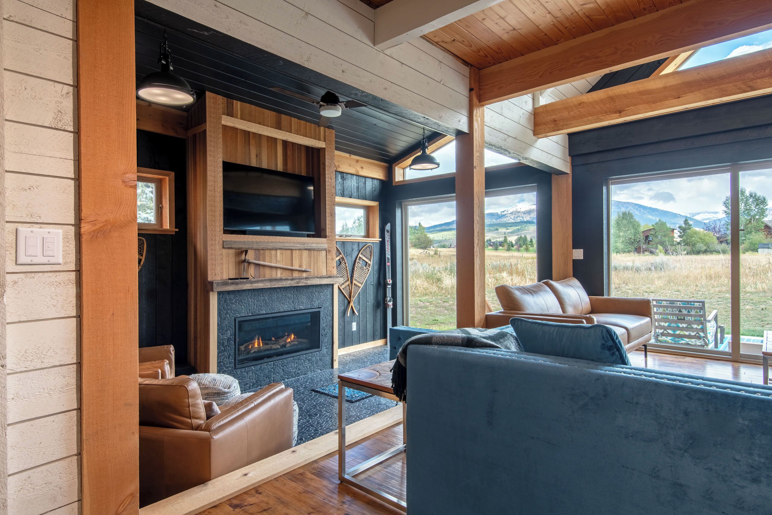 Televisión, chimenea y estéreo 