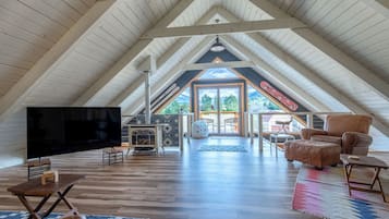 TV, fireplace, stereo