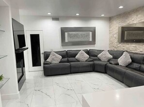 TV connectée, cheminée, livres