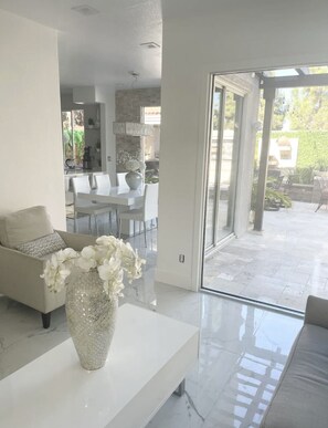 Een smart-tv, een open haard en boeken