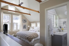 3 bedrooms, desk, iron/ironing board, WiFi