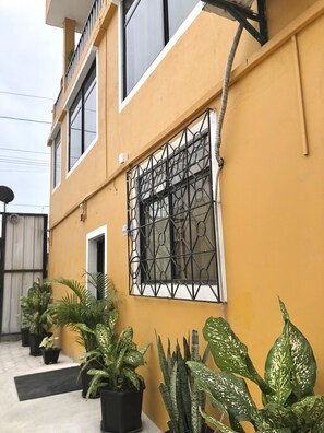 Vista frontal de la propiedad