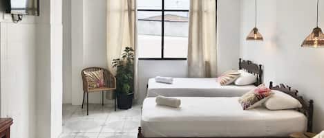 Habitación cuádruple estándar | Decoración individual, escritorio, espacio para trabajar con un portátil