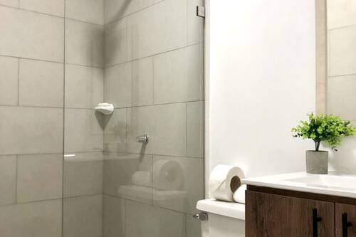 Suihku, sadesuihkupÀÀ, pyyhkeet, saippua