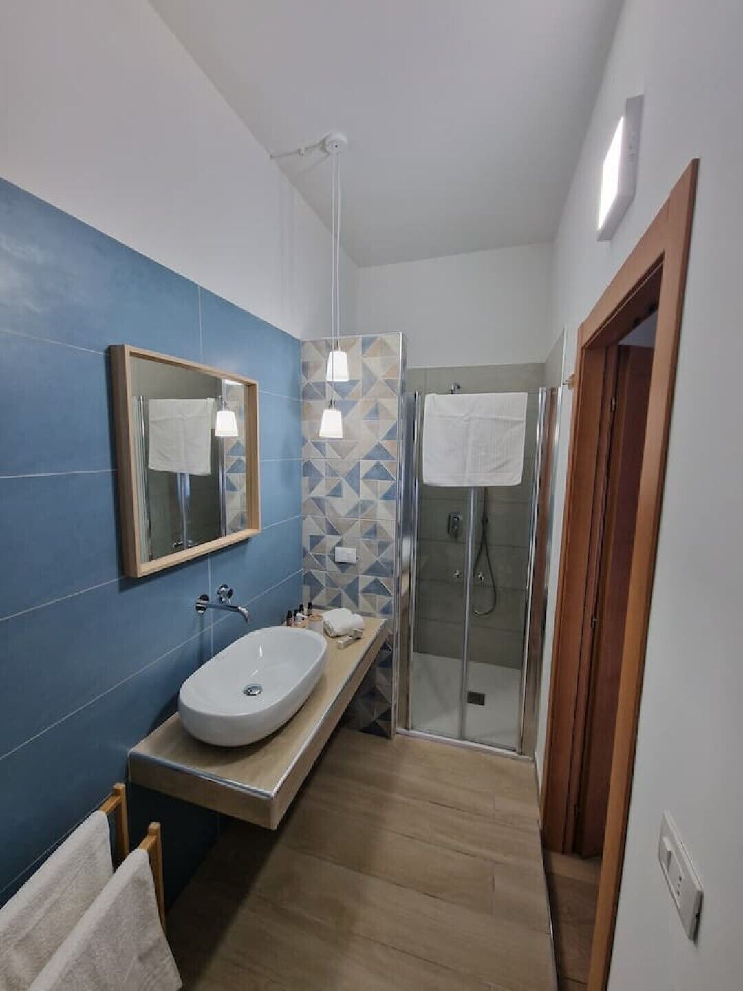 Baignoire à jets, articles de toilette écologiques, sèche-cheveux