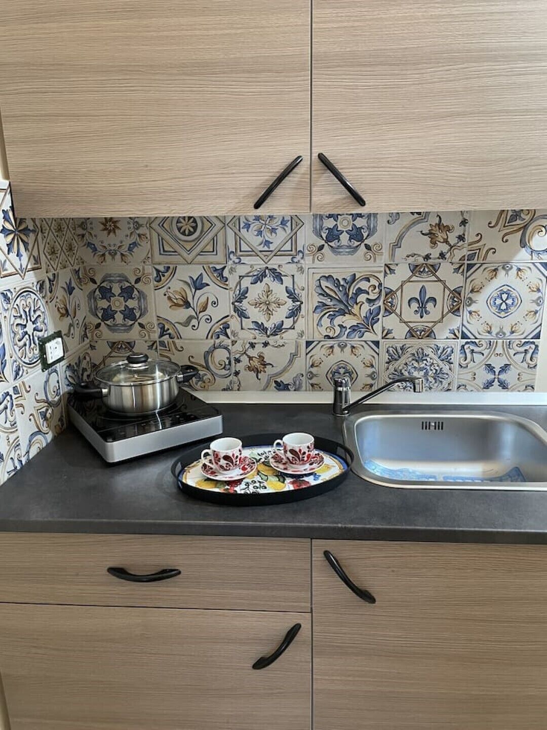 Fridge, stovetop, coffee/tea maker, electric kettle