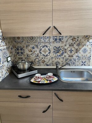 Fridge, stovetop, coffee/tea maker, electric kettle - Namastè Apartments Vata (Villaggio Mosè)