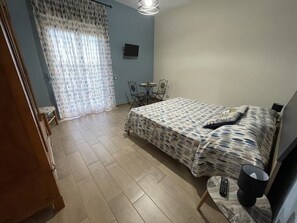 1 habitación, tabla de planchar con plancha y cuna de viaje 