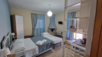 1 habitación, tabla de planchar con plancha y cuna de viaje