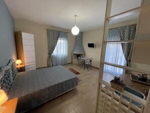 1 slaapkamer, een strijkplank/strijkijzer, reisbedje, gratis wifi