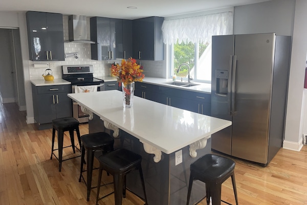 Een koelkast, een magnetron, een oven, een kookplaat