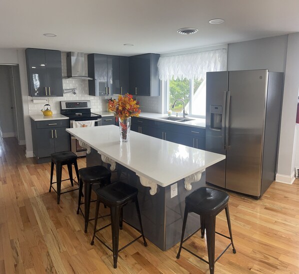 Een koelkast, een microgolfoven, een oven, een kookplaat