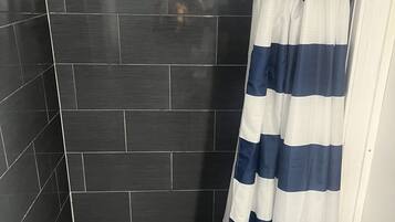 Een douche, een haardroger, handdoeken, zeep