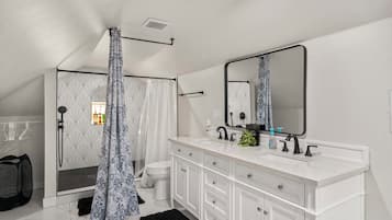 Douche, sèche-cheveux, serviettes fournies, savon