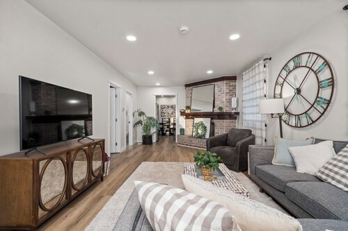 Lakewood Stunner sleeps 6-8! Two KING size beds!