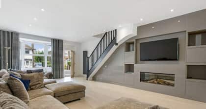 Lovely 3 bedroom newly refurbished property with a garden and parking