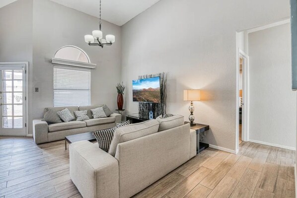 Smart TV - King Size bed/3 bedroom HOUSE /Huge backyard (El Paso)