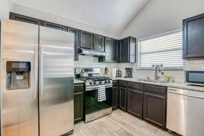 Fridge, microwave, oven, stovetop - King Size bed/3 bedroom HOUSE /Huge backyard (El Paso)