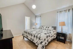 3 bedrooms, iron/ironing board, travel cot, free WiFi - King Size bed/3 bedroom HOUSE /Huge backyard (El Paso)