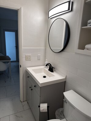 تجهيزات دش، مجففات شعر، مناشف، ورق حمّام