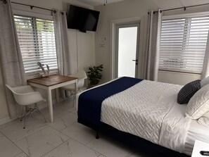 1 dormitorio, tabla de planchar con plancha, wifi y ropa de cama