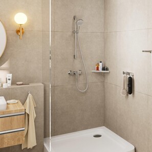 Dusche, Haartrockner, Handtücher, Seife