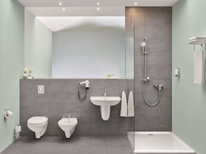 Douche, sĂšche-cheveux, serviettes fournies, savon