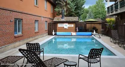 Downtown Aspen 2 Beds 2 Baths Condo For 4+1 guests.