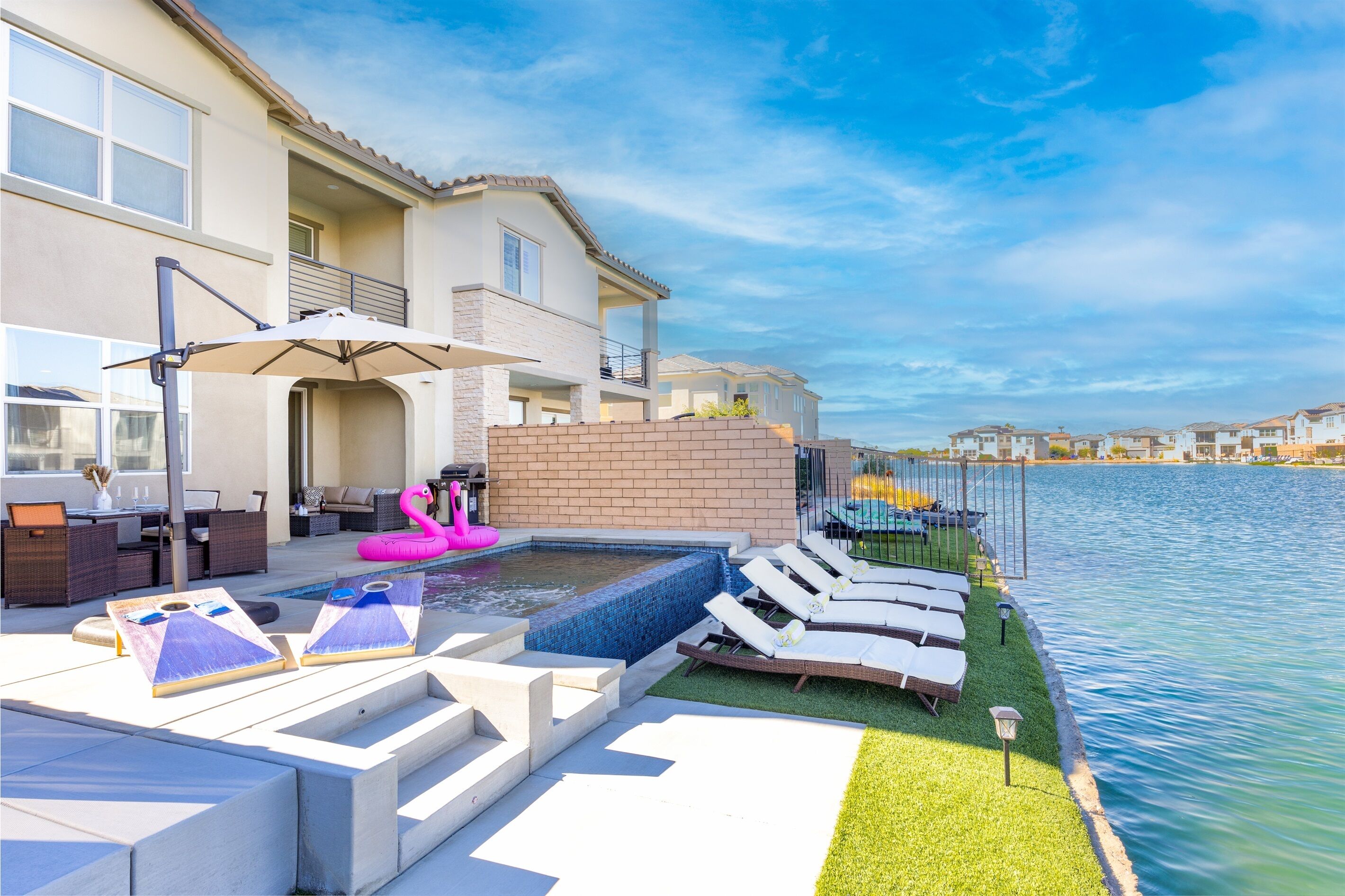 Minutes to Coachella - Lakefront, Pool, Game Room