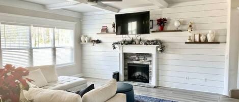 Smart-TV, Kamin, Stereoanlage, Drucker