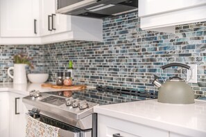 Mikroaaltouuni, uuni, liesi, astianpesukone