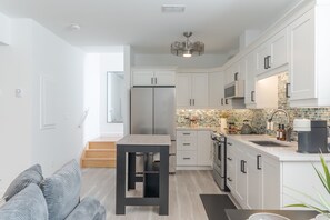 Microwave, oven, stovetop, dishwasher - Cozy Haven in Port Hope: Explore, Relax, Recharge (Port Hope)