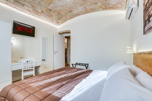 2 bedrooms, desk, free WiFi, bed sheets - ROMARINA. (Roma)