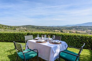 Outdoor dining - Villa Merlaia by MMega (Rignano sull'Arno)