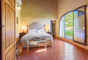 10 bedrooms, iron/ironing board, WiFi, bed sheets