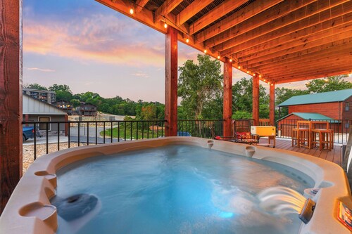 This One Books Fast - Hot Tub, Boat Slip, Bonus Rm