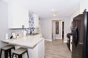 Een koelkast, een microgolfoven, een oven, een kookplaat