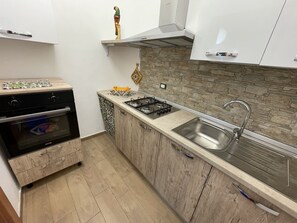 Fridge, microwave, oven, stovetop - Namastè Apartments Kafa (Villaggio Mosè)