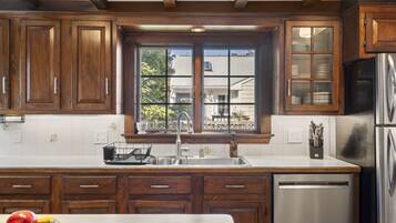 Een koelkast, een magnetron, een oven, een kookplaat