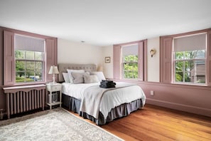 3 bedrooms, iron/ironing board, free WiFi, bed sheets - Robert Manning Place•Historic 1824 Salem Home with Parking•Walk to Downtown (Salem)