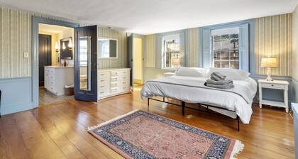 NEW Robert Manning Place•Historic 1824 Salem Home with Parking•Walk to Downtown